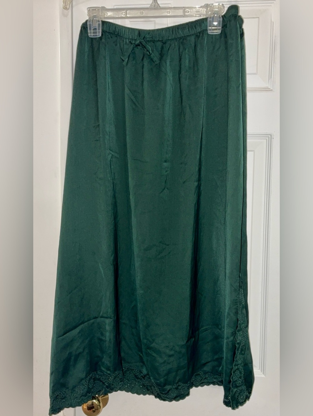 Universal Threads Dark Green Skirt, Women’s 2X, Side Slit And Eyelet Lace Accent